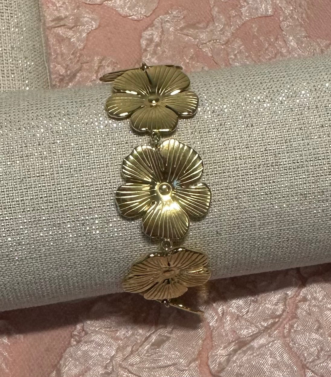Golden flower armbandje