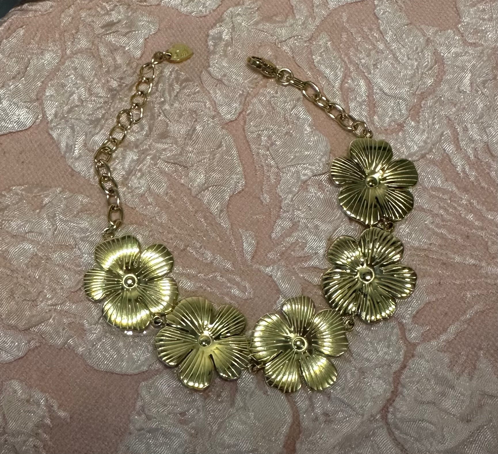 Golden flower armbandje